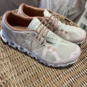 Womens QC cloud running shoes 9.5